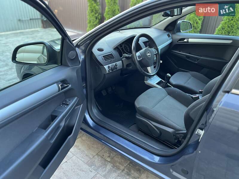 Универсал Opel Astra 2010 в Сарнах