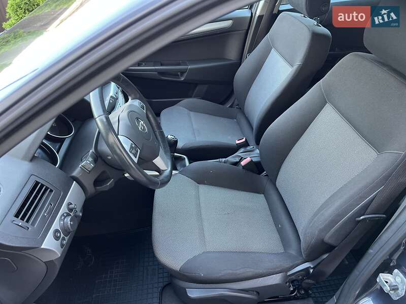 Универсал Opel Astra 2010 в Сарнах