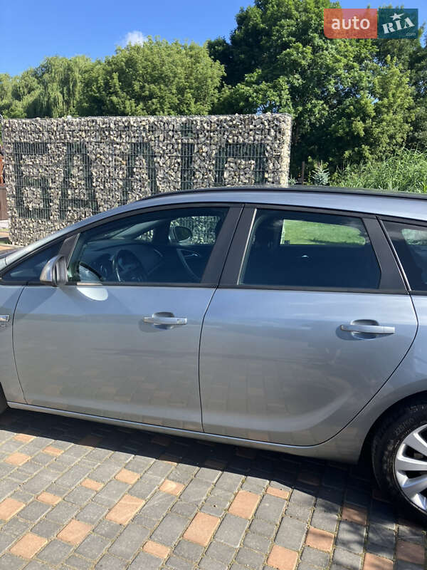 Универсал Opel Astra 2013 в Кицмани