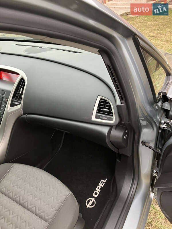 Универсал Opel Astra 2013 в Кицмани
