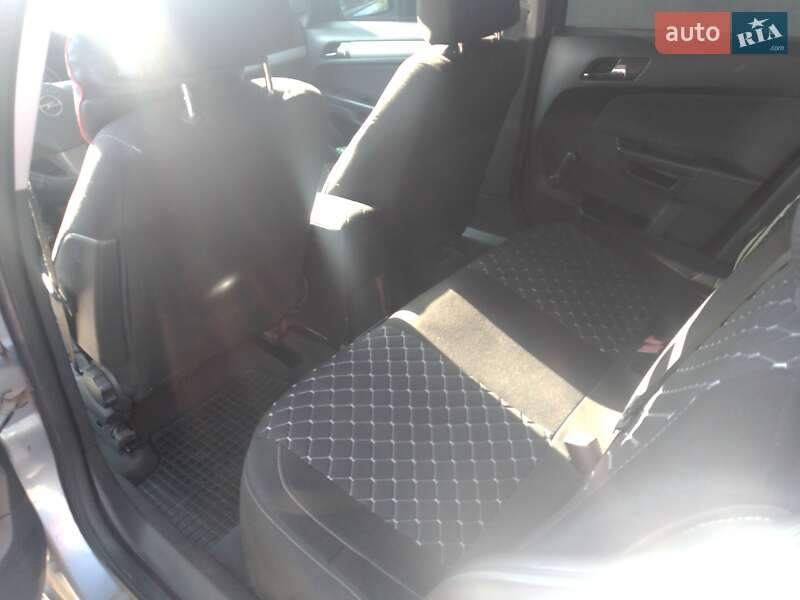 Хэтчбек Opel Astra 2006 в Петровке-Роменской