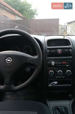Седан Opel Astra 2004 в Новом Буге