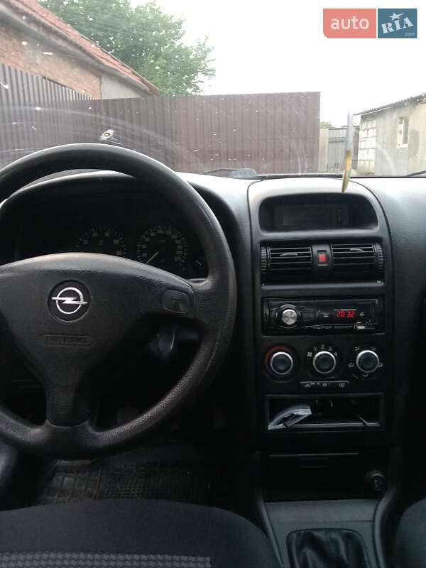 Седан Opel Astra 2004 в Новом Буге