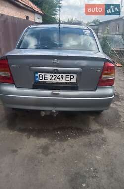 Седан Opel Astra 2004 в Новом Буге