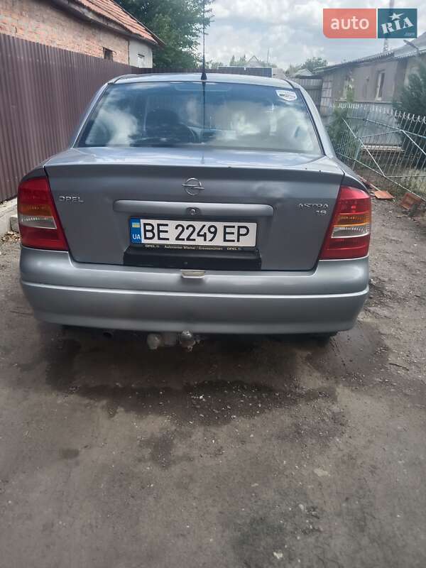 Седан Opel Astra 2004 в Новом Буге