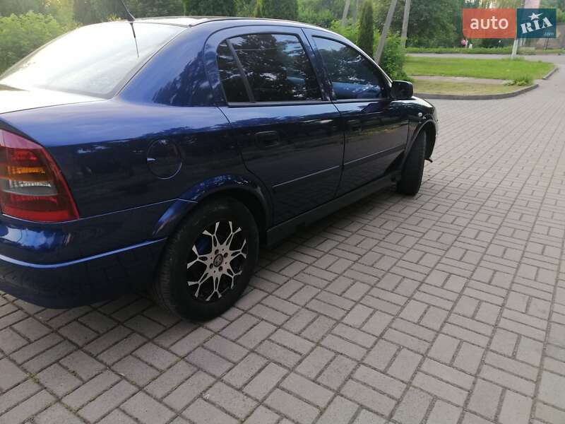 Седан Opel Astra 2004 в Прилуках