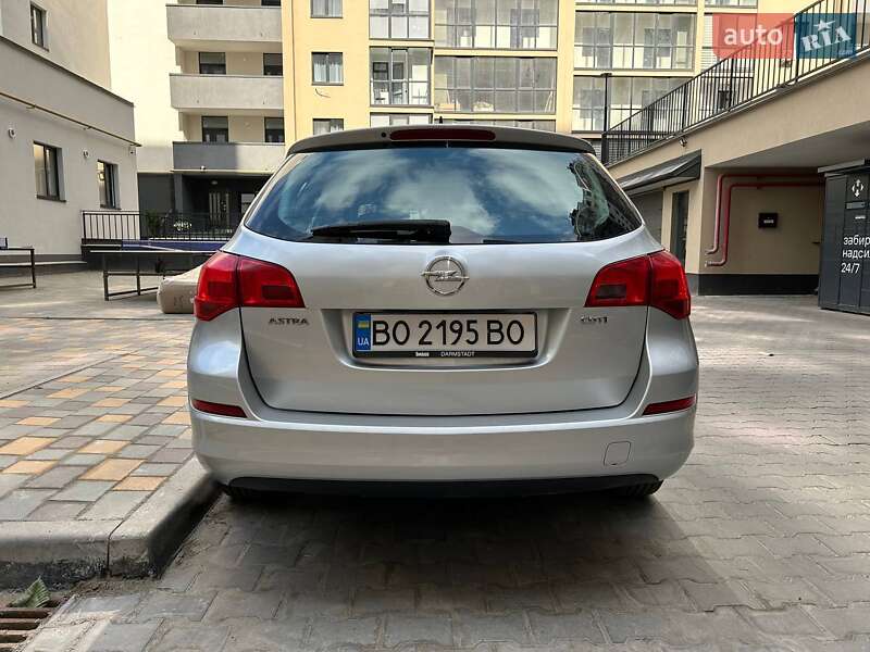 Універсал Opel Astra 2011 в Тернополі
