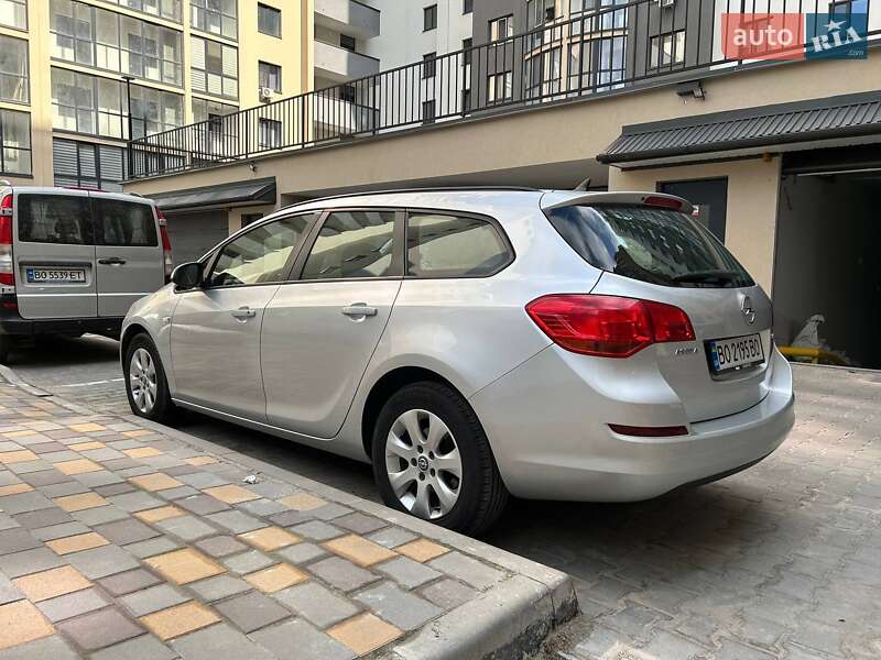 Універсал Opel Astra 2011 в Тернополі