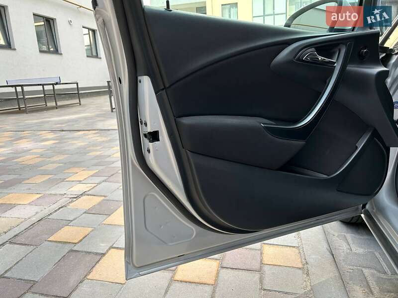Універсал Opel Astra 2011 в Тернополі