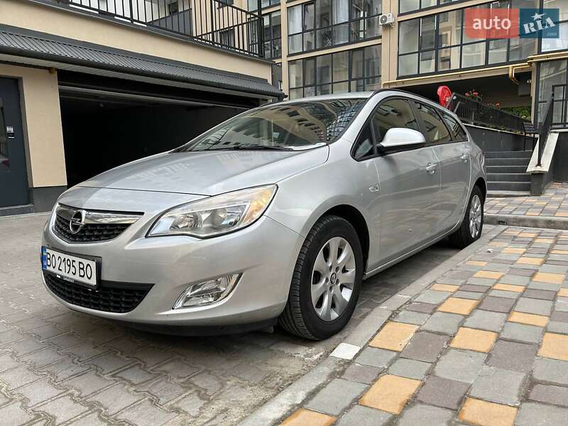Універсал Opel Astra 2011 в Тернополі