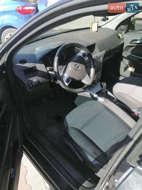 Универсал Opel Astra 2013 в Львове