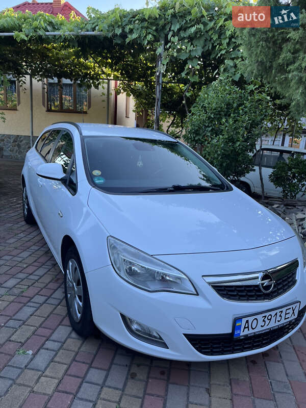 Универсал Opel Astra 2011 в Мукачево