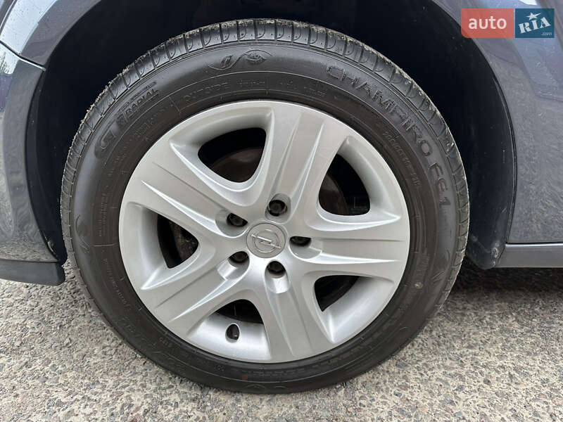 Универсал Opel Astra 2010 в Луцке