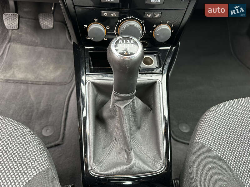 Универсал Opel Astra 2010 в Луцке