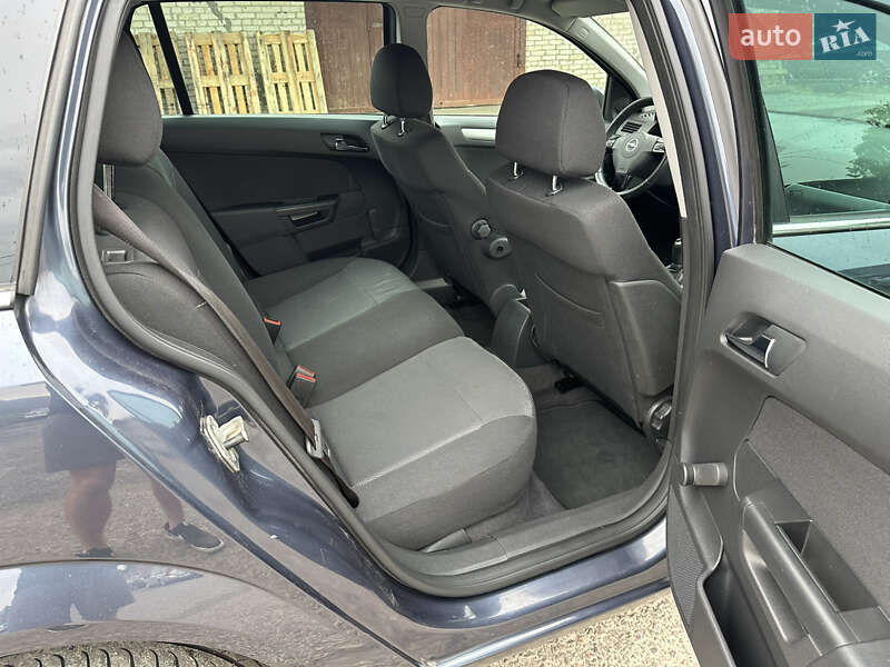 Универсал Opel Astra 2010 в Луцке