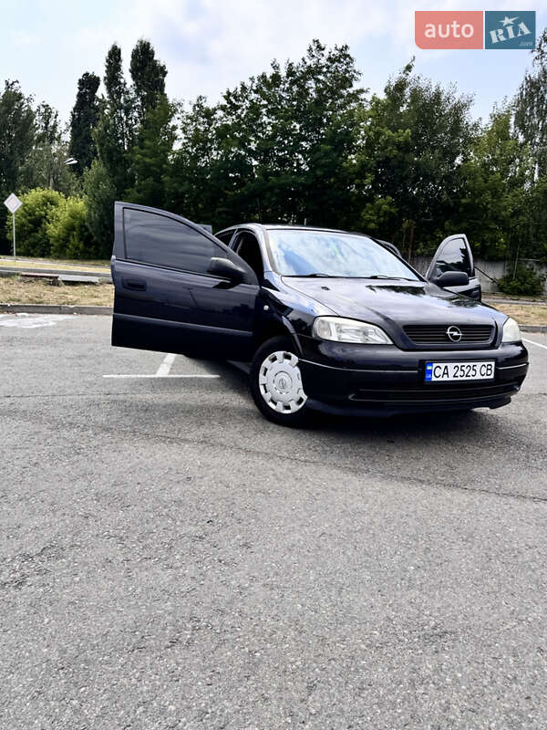 Седан Opel Astra 2006 в Киеве