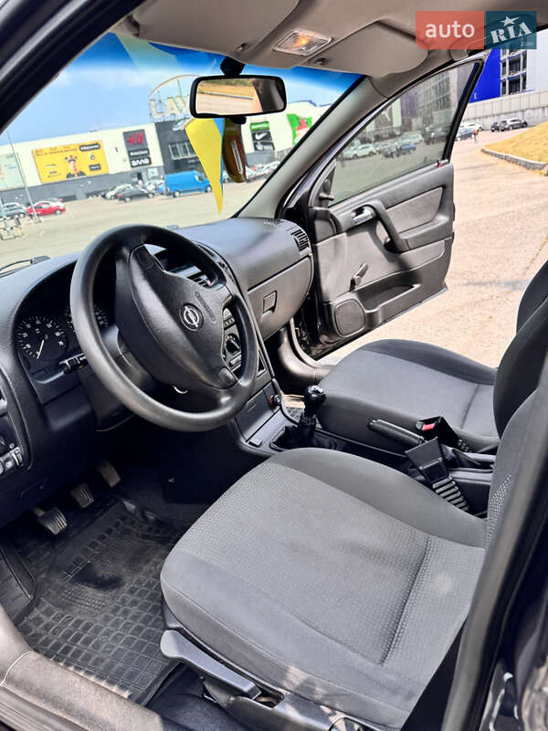 Седан Opel Astra 2006 в Киеве