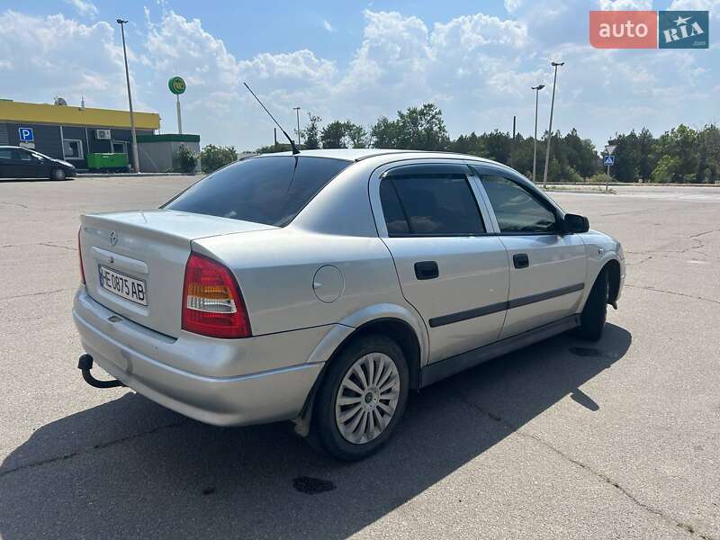 Седан Opel Astra 2005 в Новой Одессе