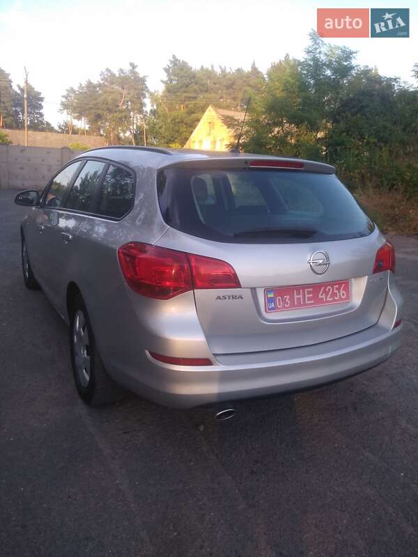 Универсал Opel Astra 2011 в Радивилове