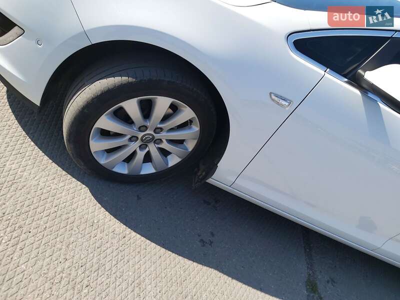 Универсал Opel Astra 2012 в Нововолынске