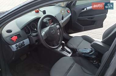 Хэтчбек Opel Astra 2005 в 