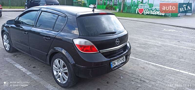 Хэтчбек Opel Astra 2005 в Вараше