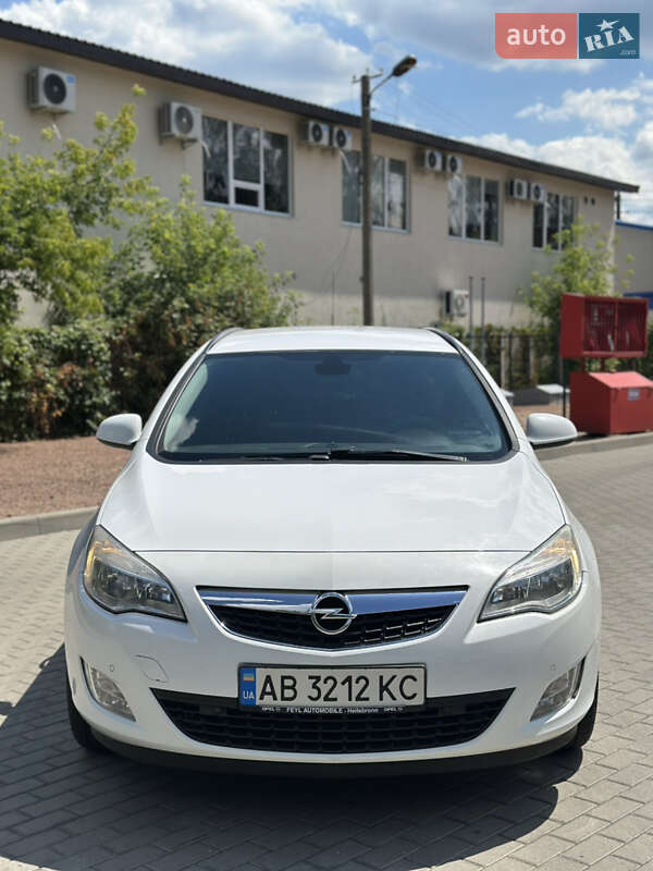 Универсал Opel Astra 2011 в Житомире