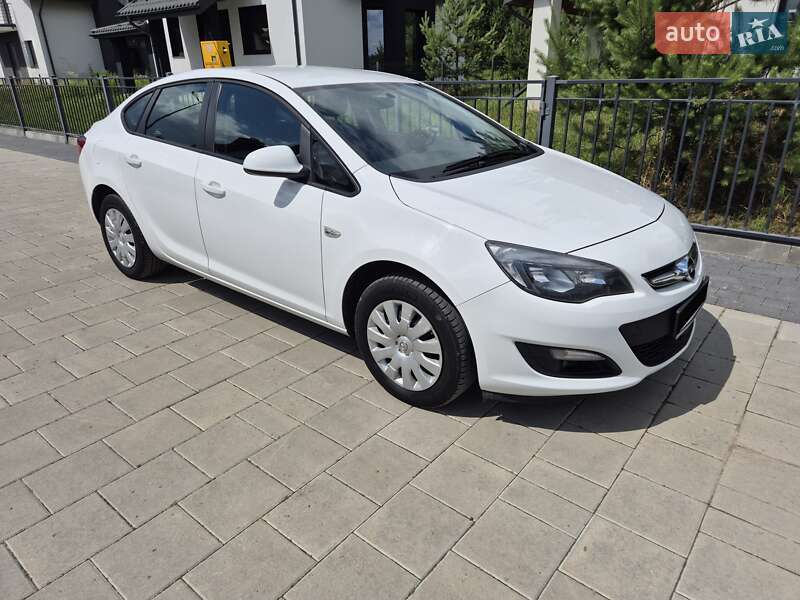Седан Opel Astra 2017 в Львове