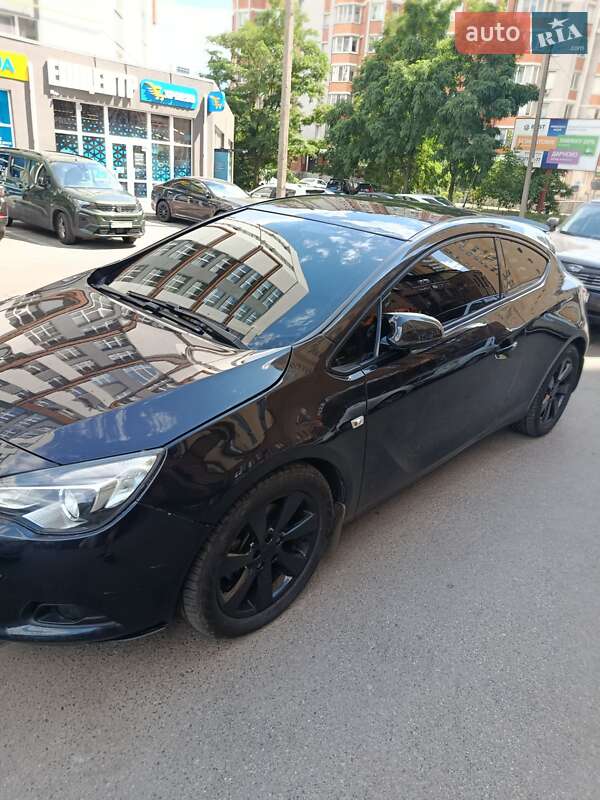 Хэтчбек Opel Astra 2013 в Вишневом