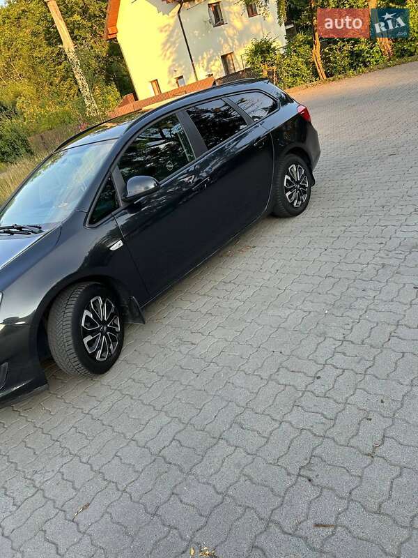 Универсал Opel Astra 2014 в Стрые