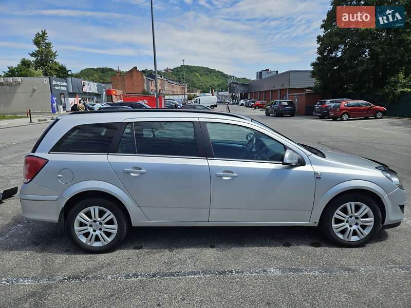 Универсал Opel Astra 2010 в Богородчанах