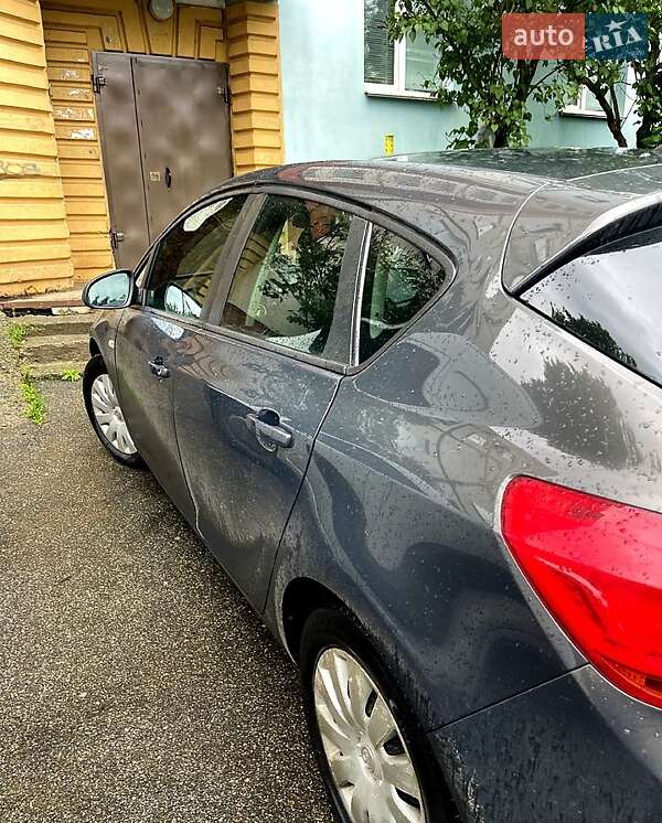 Хэтчбек Opel Astra 2013 в Фастове