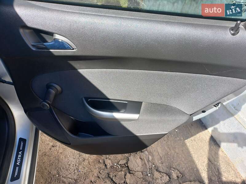Универсал Opel Astra 2011 в Киеве