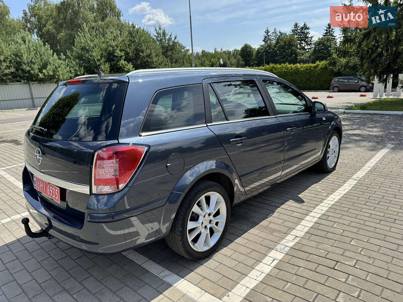 Универсал Opel Astra 2010 в Луцке
