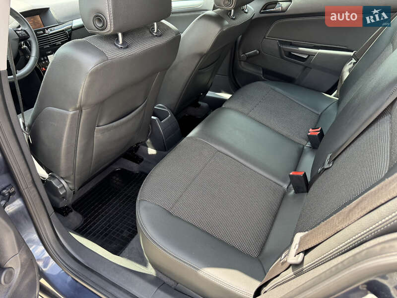 Универсал Opel Astra 2010 в Луцке
