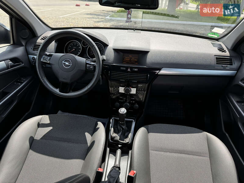 Универсал Opel Astra 2010 в Луцке