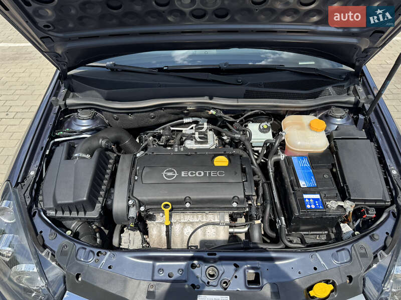 Универсал Opel Astra 2010 в Луцке