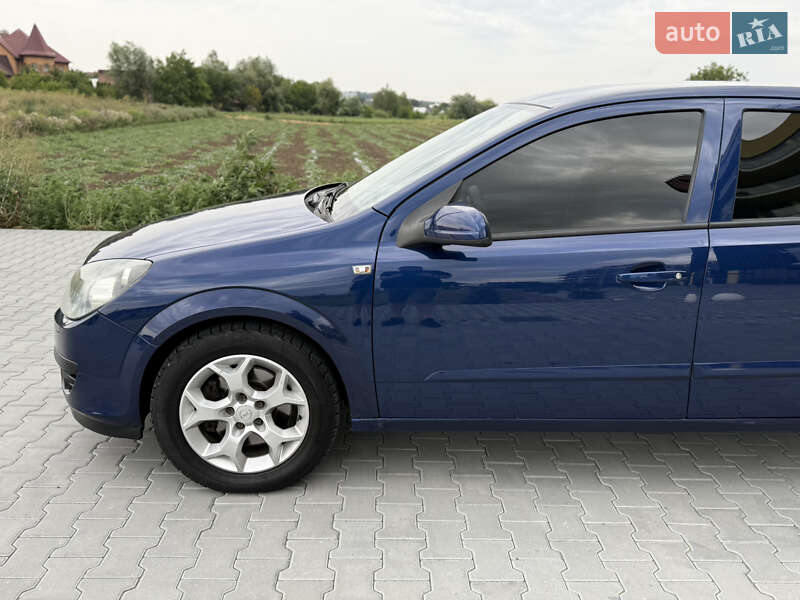 Хэтчбек Opel Astra 2006 в Черновцах