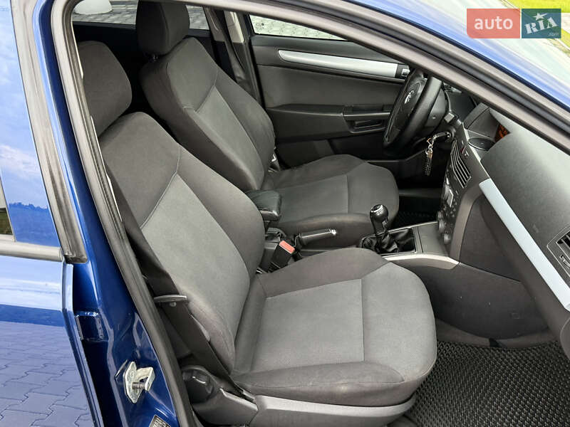 Хэтчбек Opel Astra 2006 в Черновцах