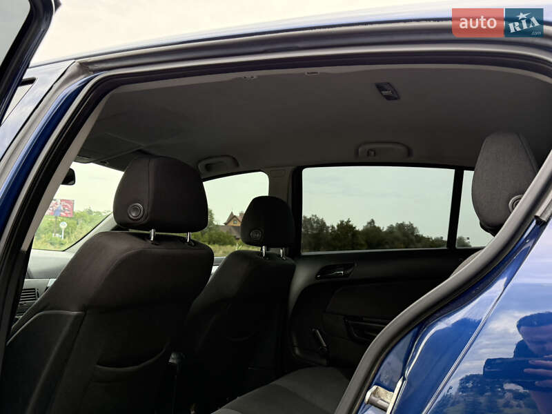Хэтчбек Opel Astra 2006 в Черновцах