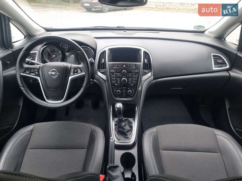 Універсал Opel Astra 2014 в Луцьку