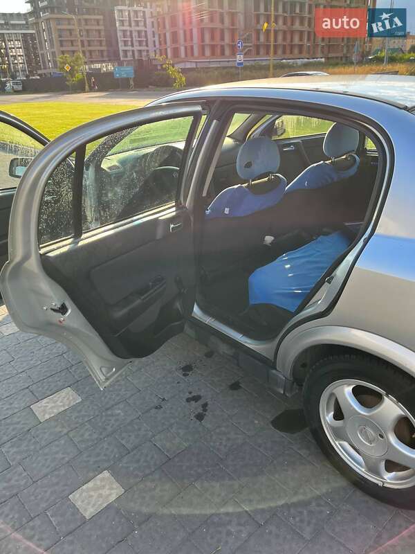 Седан Opel Astra 2005 в Ужгороде