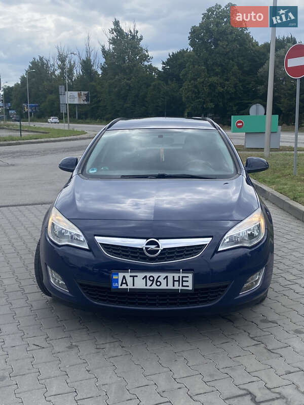 Универсал Opel Astra 2011 в Ивано-Франковске