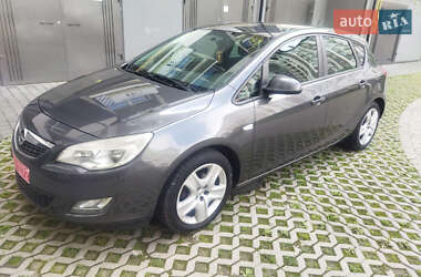 Хэтчбек Opel Astra 2011 в 