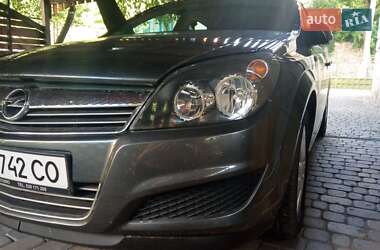 Хетчбек Opel Astra 2010 в 