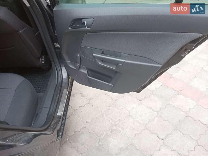 Универсал Opel Astra 2006 в Ровно