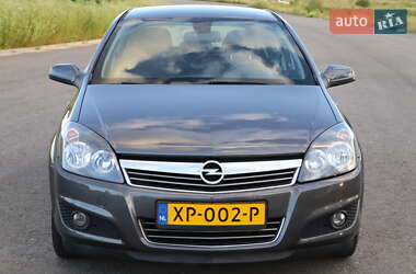 Хэтчбек Opel Astra 2010 в 
