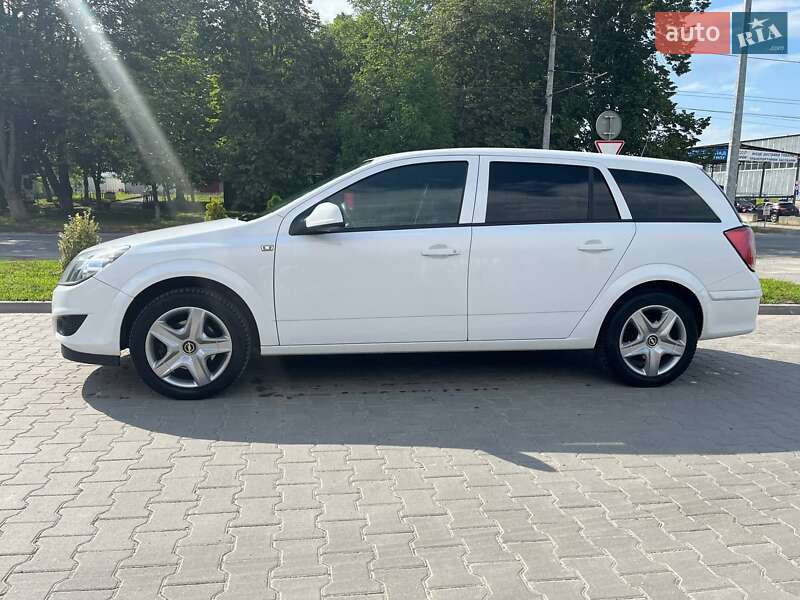 Універсал Opel Astra 2012 в Тернополі