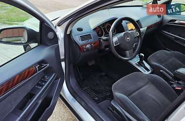 Хэтчбек Opel Astra 2004 в 