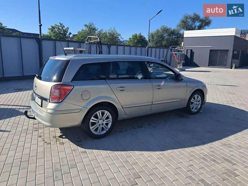 Універсал Opel Astra 2010 в Хусті